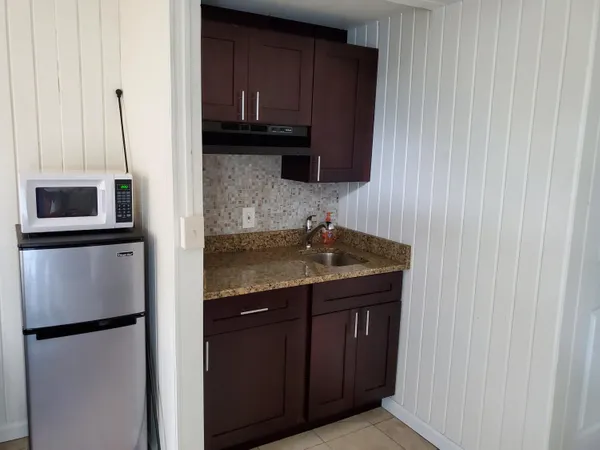 $1,200 | 819 West Las Olas Boulevard, Unit REAR B, Fort Lauderdale, FL 33312