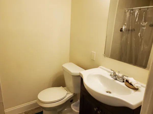 $1,200 | 819 West Las Olas Boulevard, Unit REAR B, Fort Lauderdale, FL 33312