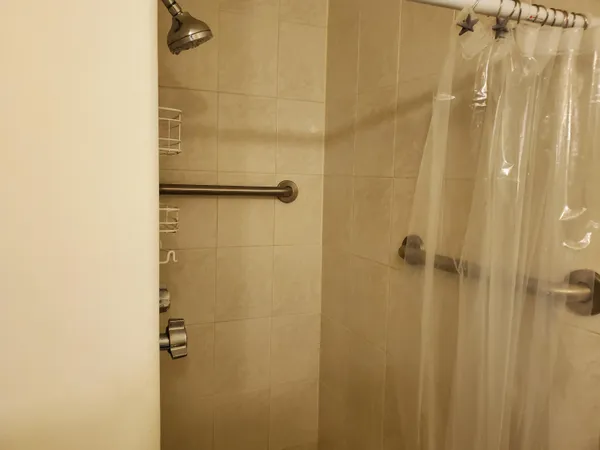 $1,200 | 819 West Las Olas Boulevard, Unit REAR B, Fort Lauderdale, FL 33312