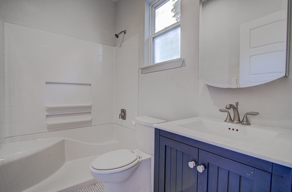 2406 East 16th Street Austin, TX 78702 - Photo 36 of 39 a bathroom with a sink a toilet and a bathtub