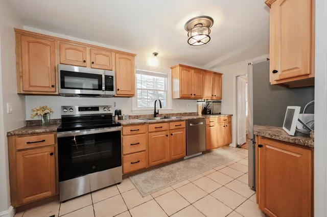 $525,000 | 288 Oak Street, Manchester, NH 03104