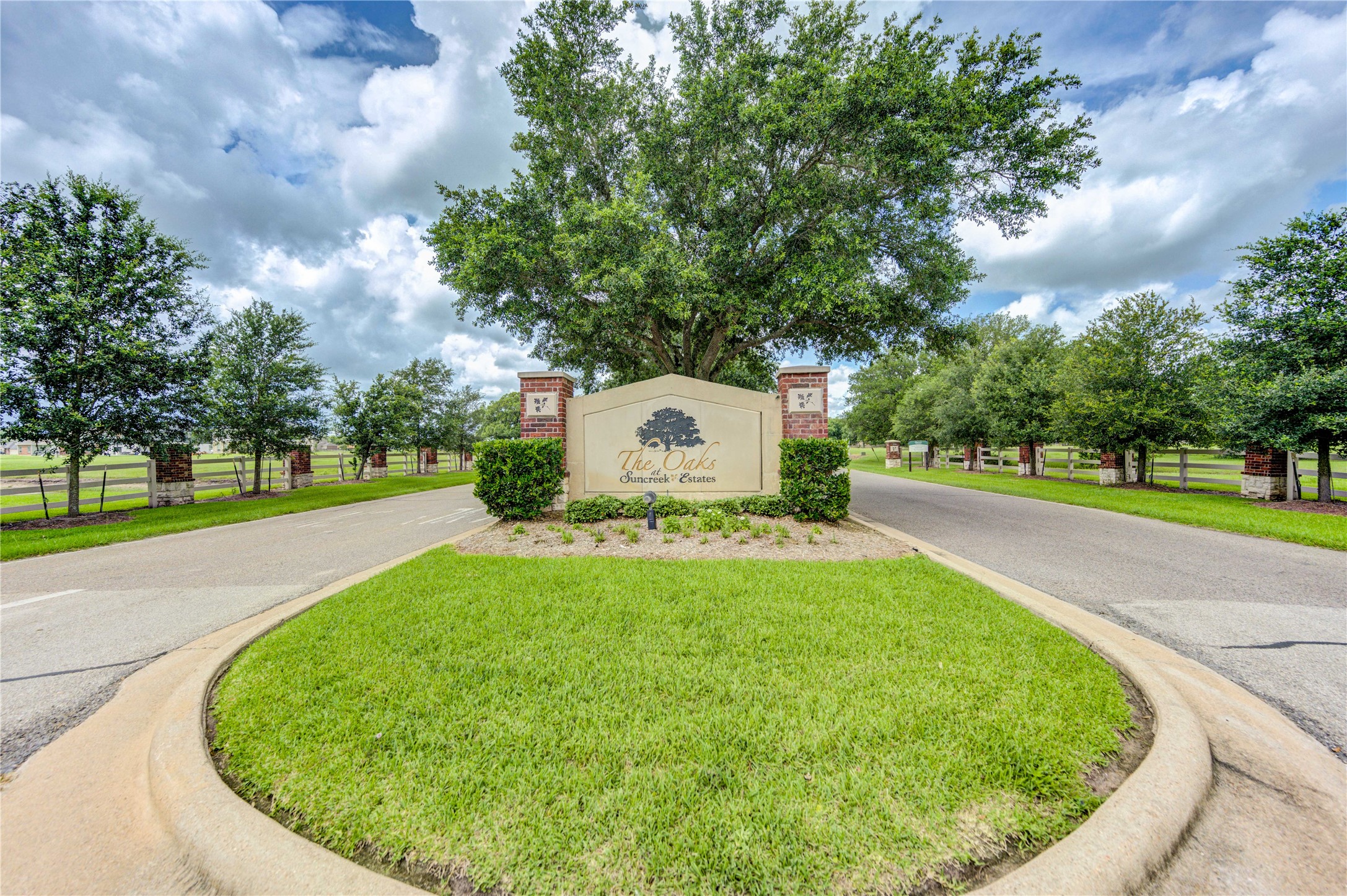 950 Lakeland Circle Rosharon, TX 77583 - Photo 5 of 6 a view of a swimming pool with a yard