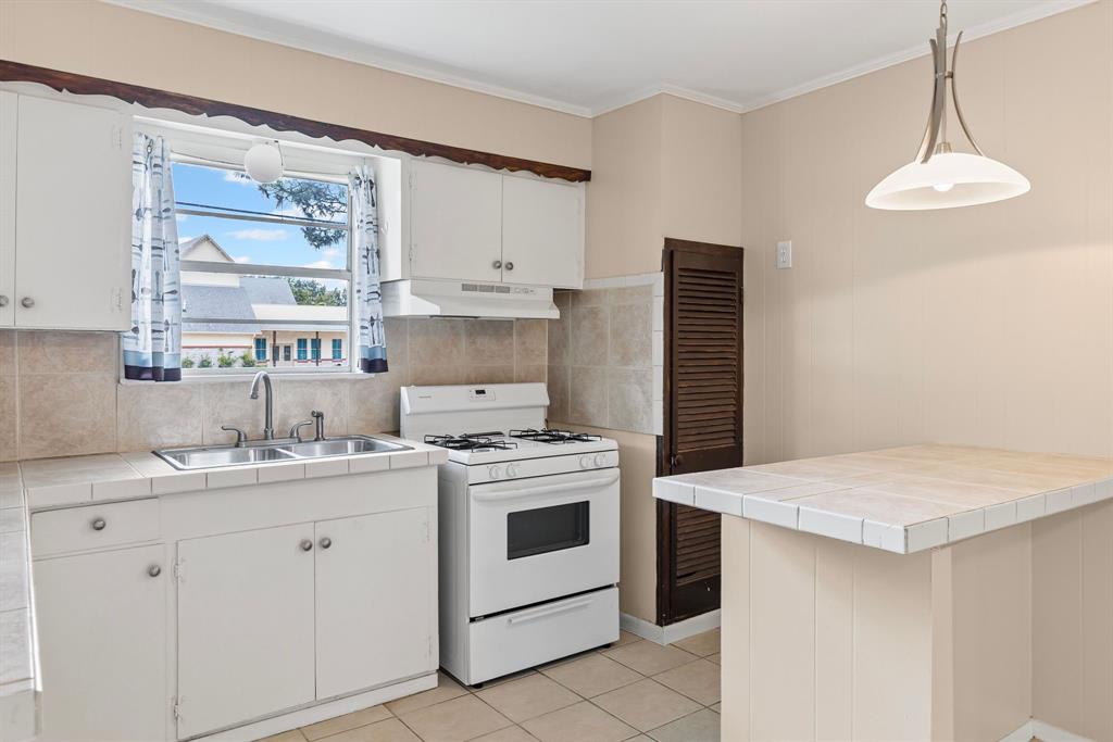 122 Fm 275 Emory, TX 75440 - Photo 12 of 38 a kitchen with a stove a sink and a refrigerator