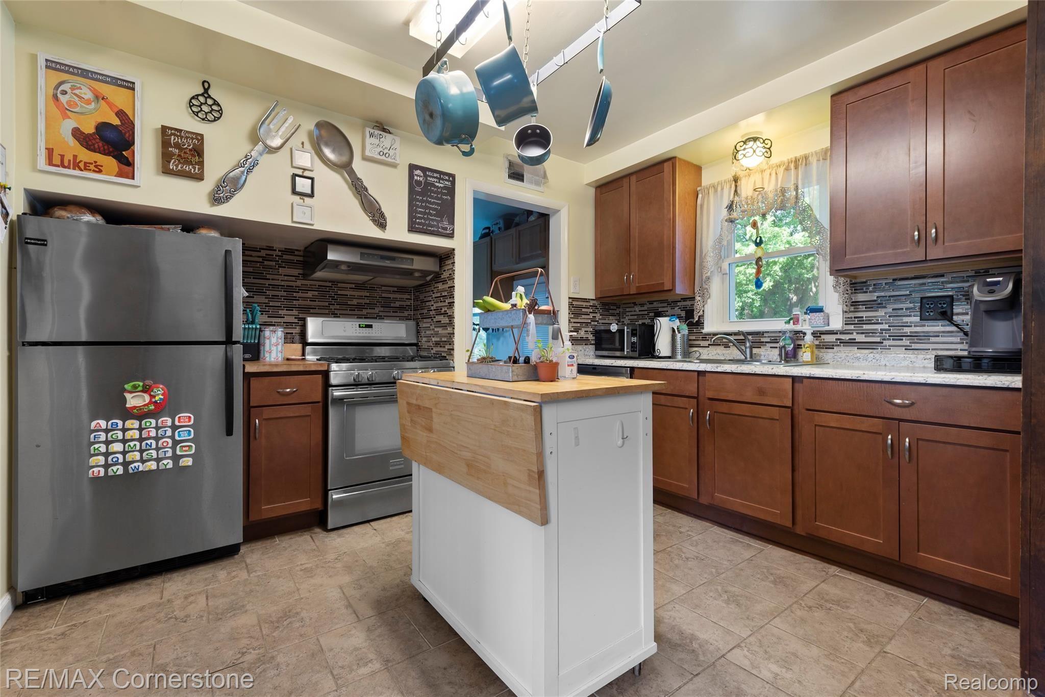 22161 Colgate Street Farmington, MI 48336 - Photo 5 of 24 Kitchen.jpg