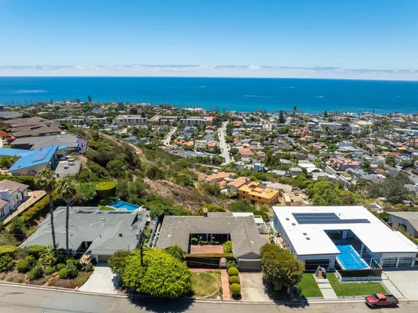 $2,695,000 | 6530 Manana Place, La Jolla, CA 92037