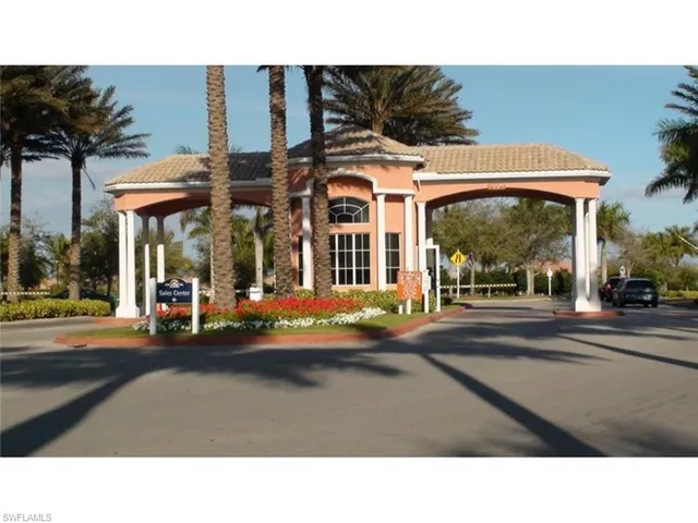 a black and white photo of a building