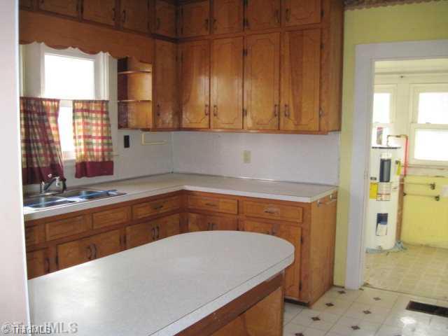 1218 Ridge Avenue Eden, NC 27288 - Photo 3 of 10 Kitchen.