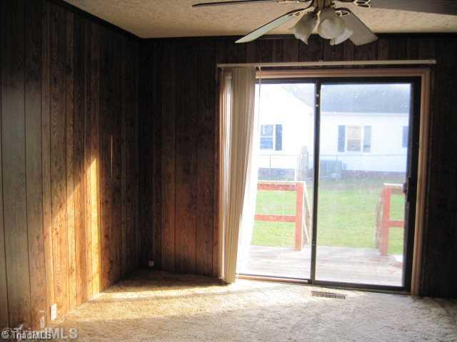 1218 Ridge Avenue Eden, NC 27288 - Photo 5 of 10 Den/Family/Great Room.
