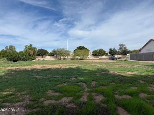 a view of a houses with a yard