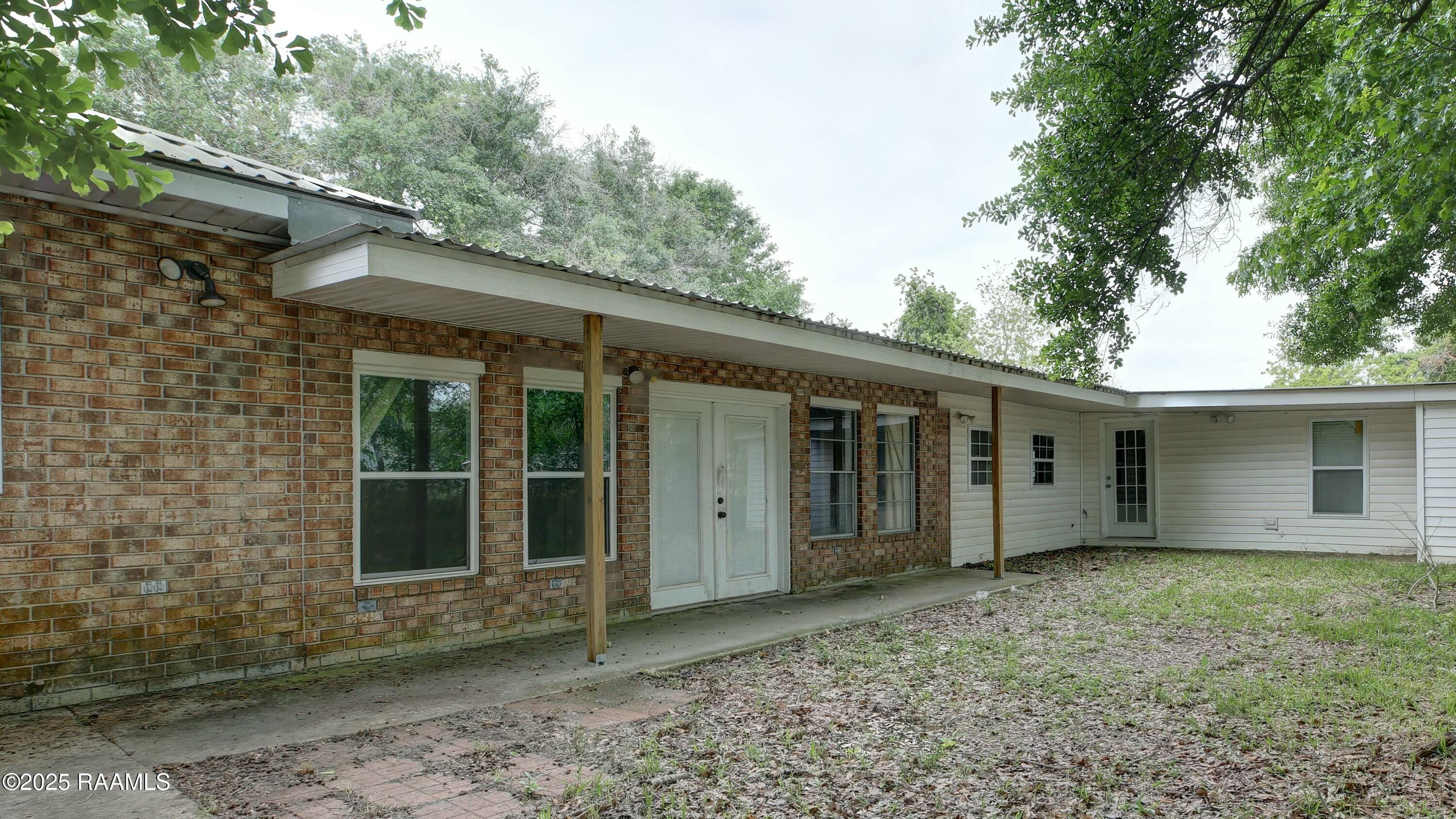 211 Dorsey Road New Iberia, LA 70563 - Photo 23 of 35 Patio Off Kitchen