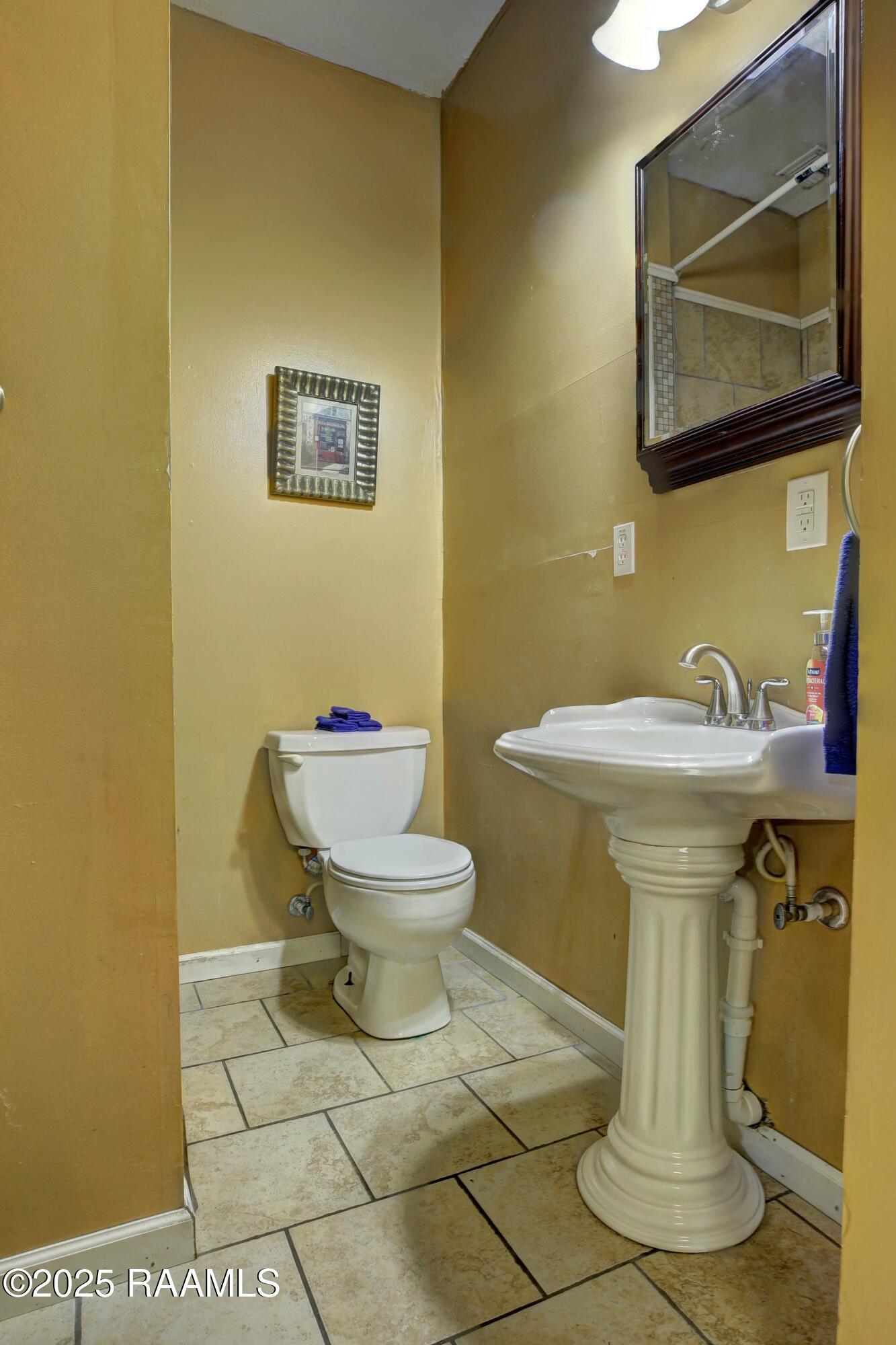211 Dorsey Road New Iberia, LA 70563 - Photo 27 of 35 Flex Room Bathroom