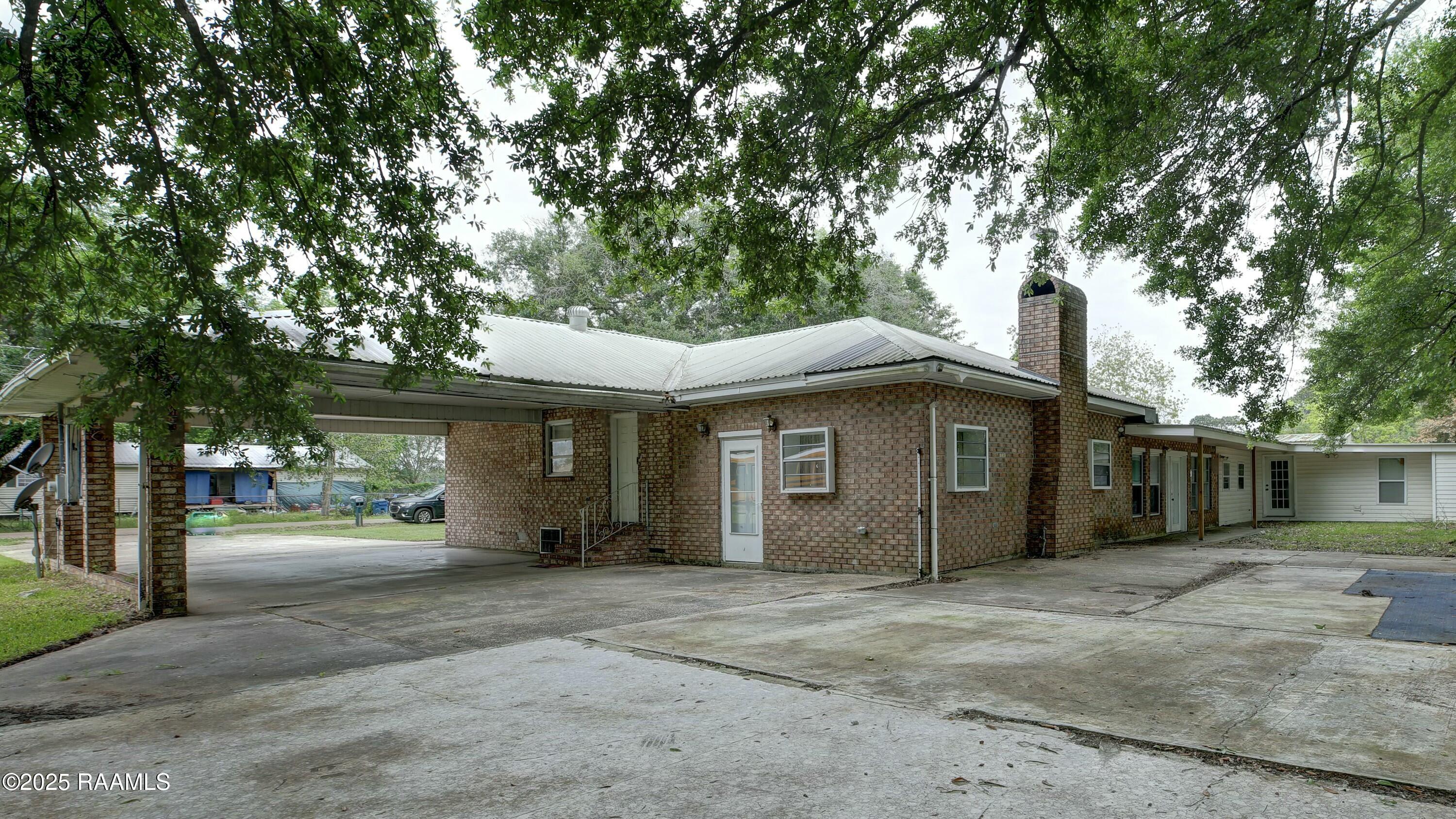 211 Dorsey Road New Iberia, LA 70563 - Photo 4 of 35 Carport/Open Patio