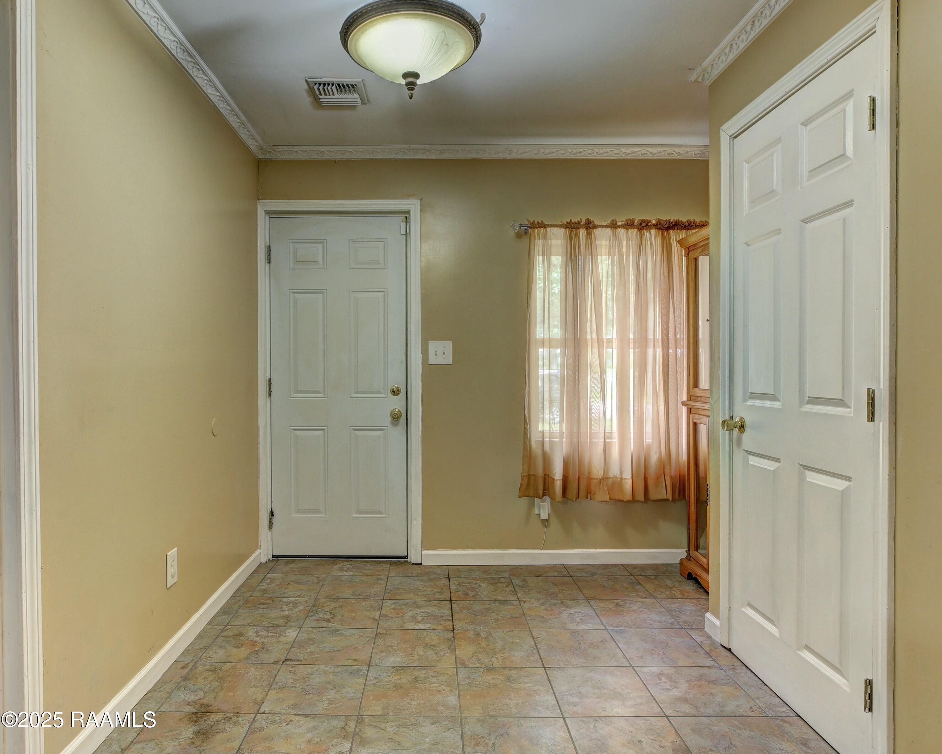 211 Dorsey Road New Iberia, LA 70563 - Photo 7 of 35 Foyer