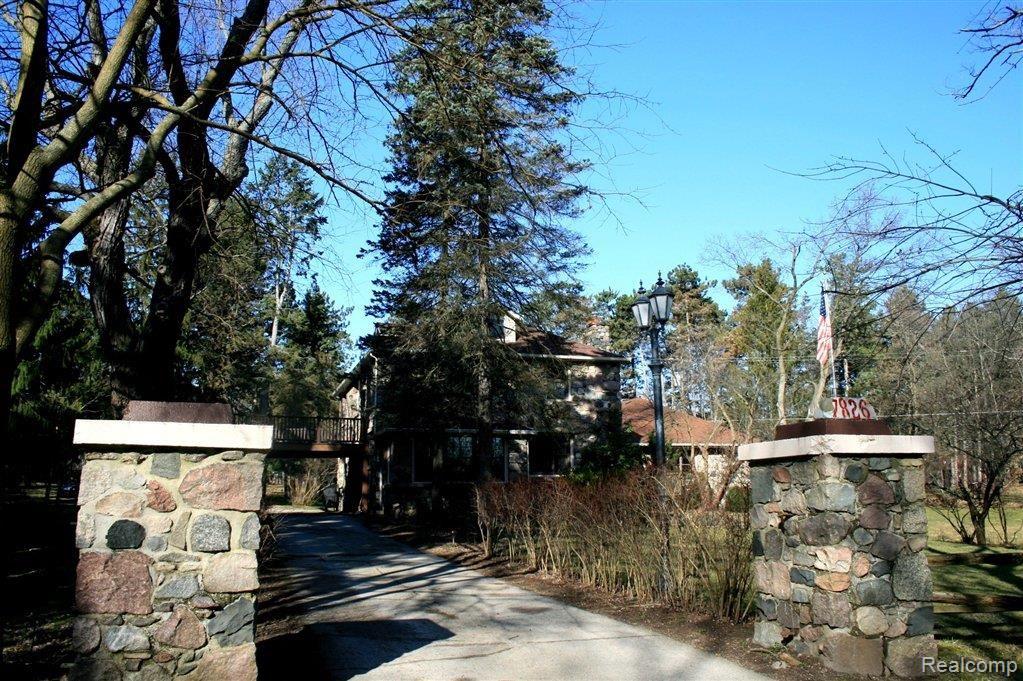 7826 Teahen Road Brighton, MI 48116 - Photo 2 of 25 Solid Stone Pillars