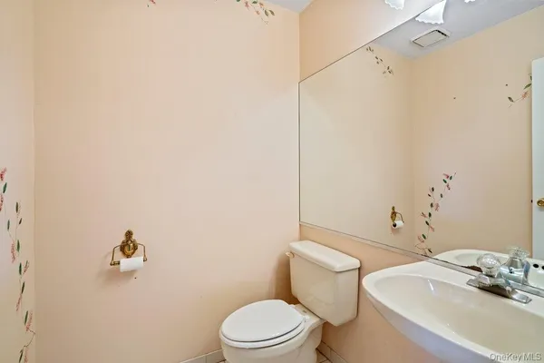 $645,000 | 62 Mystic Circle, Bay Shore, NY 11706