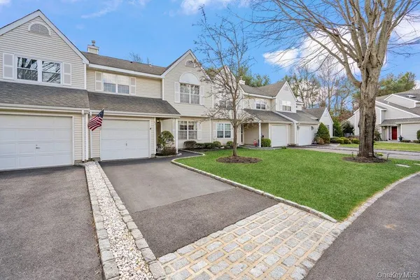 $645,000 | 62 Mystic Circle, Bay Shore, NY 11706