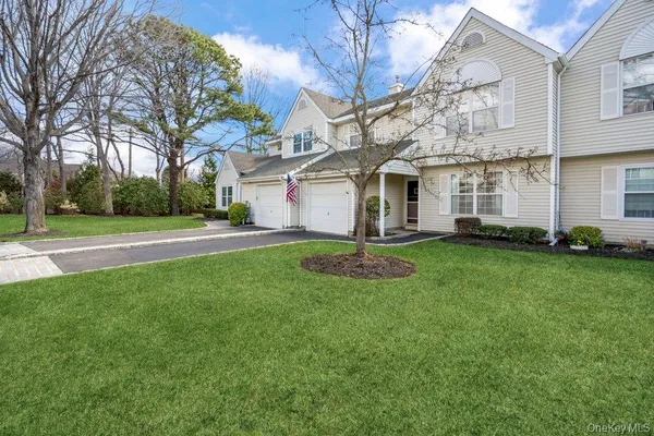 $645,000 | 62 Mystic Circle, Bay Shore, NY 11706