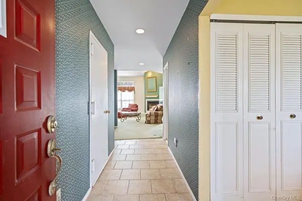 $645,000 | 62 Mystic Circle, Bay Shore, NY 11706