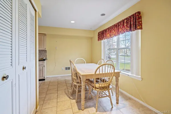 $645,000 | 62 Mystic Circle, Bay Shore, NY 11706