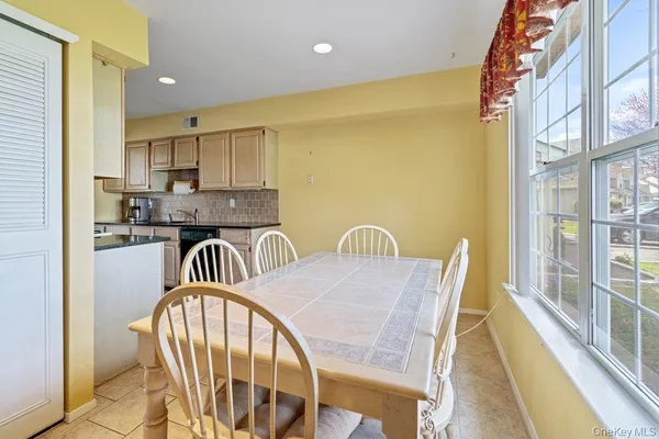 $645,000 | 62 Mystic Circle, Bay Shore, NY 11706