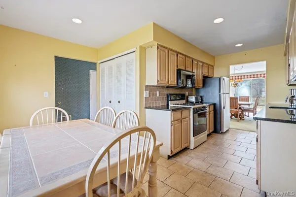 $645,000 | 62 Mystic Circle, Bay Shore, NY 11706