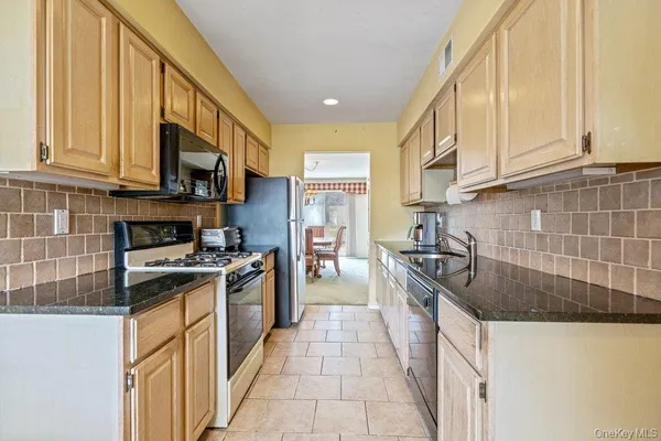 $645,000 | 62 Mystic Circle, Bay Shore, NY 11706