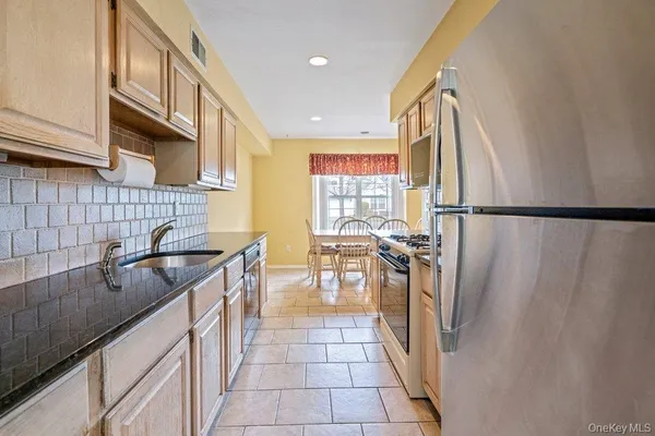 $645,000 | 62 Mystic Circle, Bay Shore, NY 11706