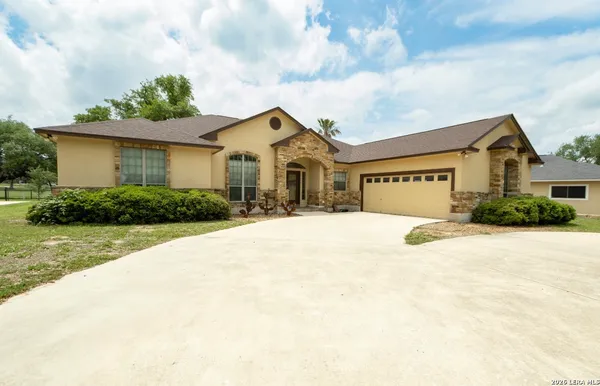 $507,000 | 518 Jack Nicklaus Drive, Devine, TX 78016