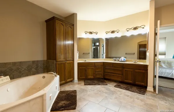 $507,000 | 518 Jack Nicklaus Drive, Devine, TX 78016