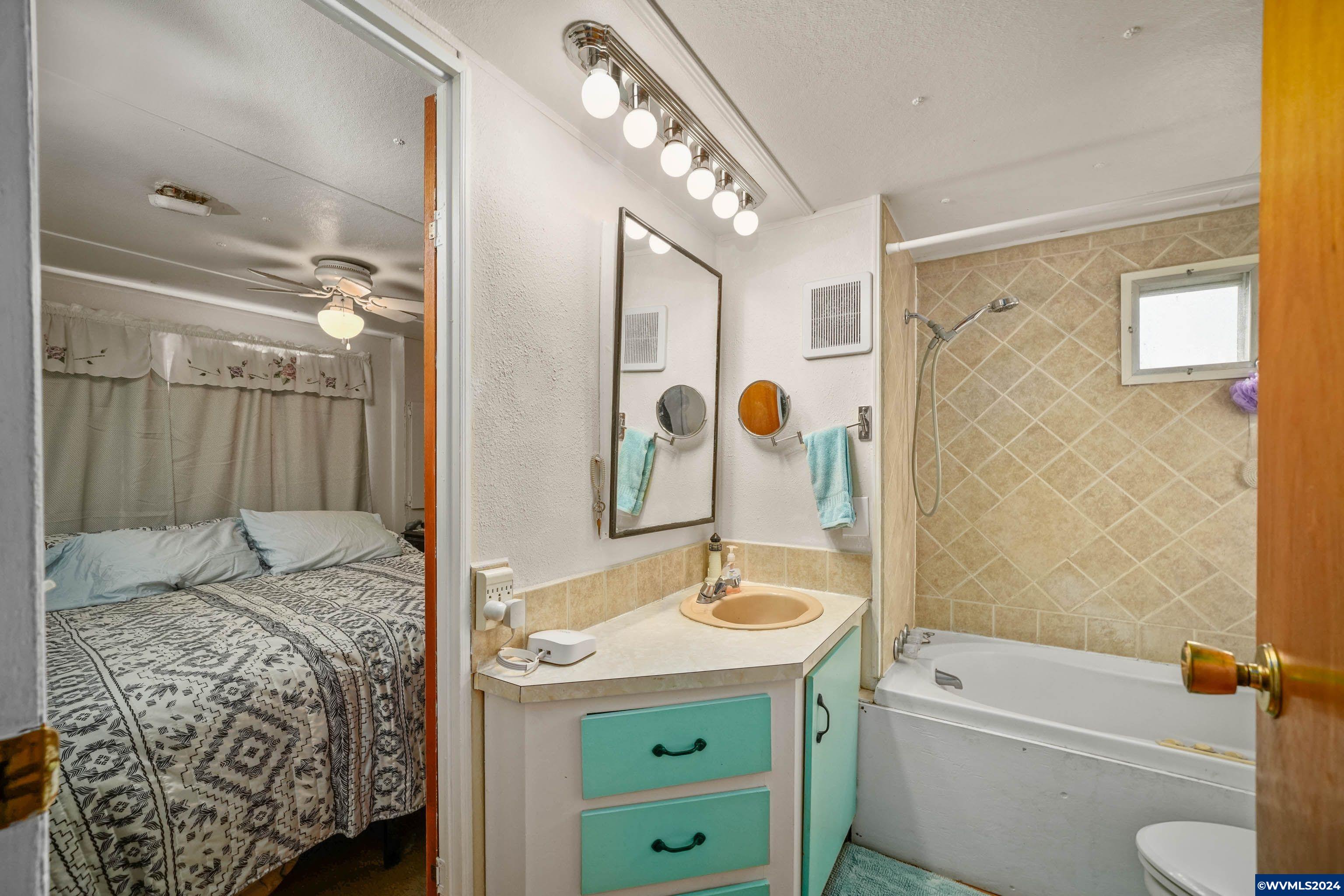 11823 Northeast Carl Road, Unit 1 Woodburn, OR 97071 - Photo 14 of 24