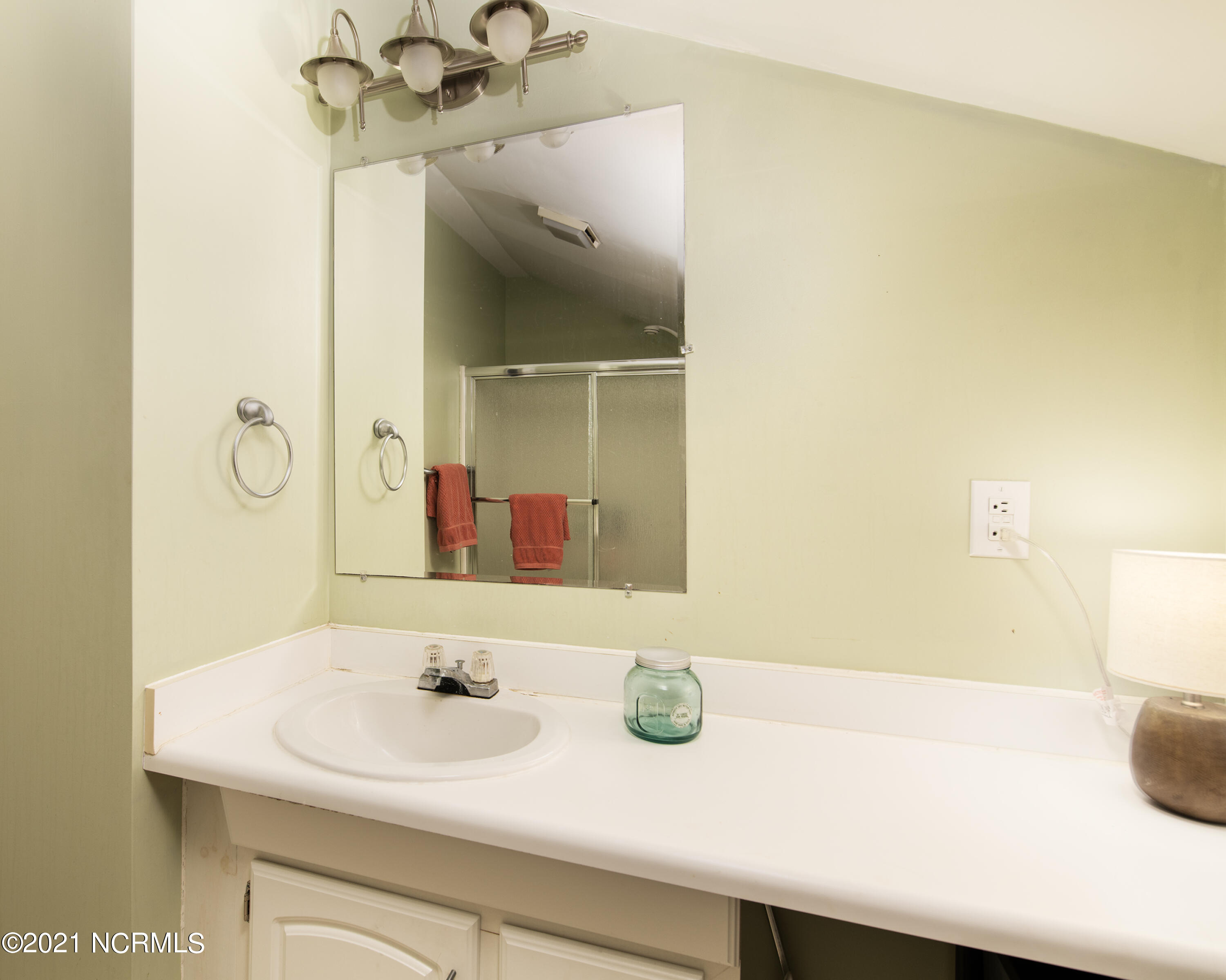 1423 Rhem Avenue New Bern, NC 28560 - Photo 25 of 50 Main Bathroom