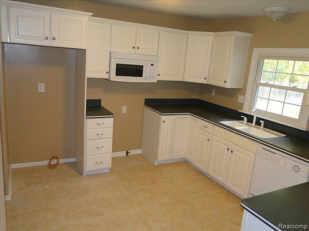 10175 Clark Road Davison, MI 48423 - Photo 6 of 22 Large Kitchen
