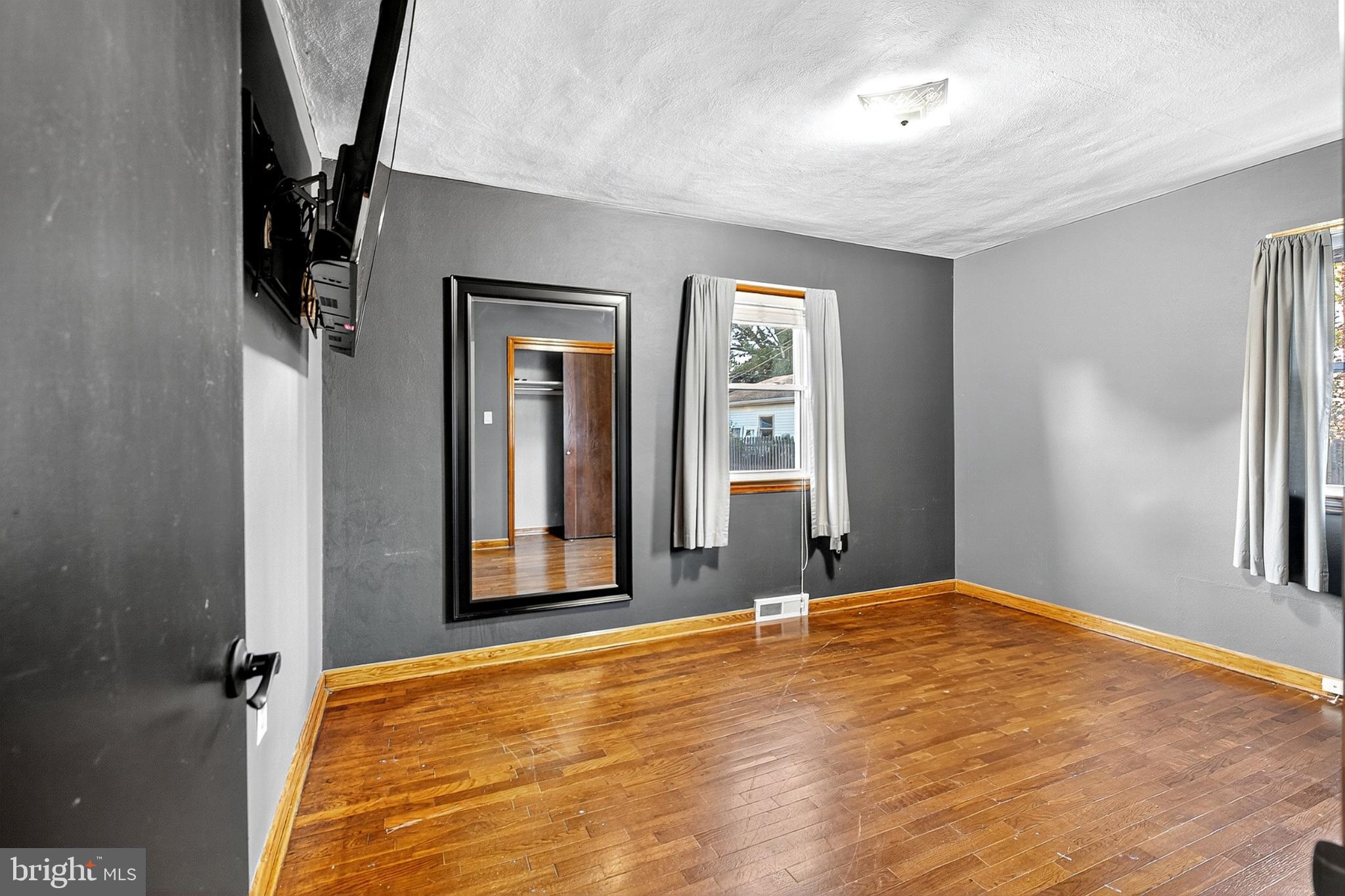 721 South Halsey Road Dover, DE 19901 - Photo 20 of 41 Spacious room with elegant wood accents.