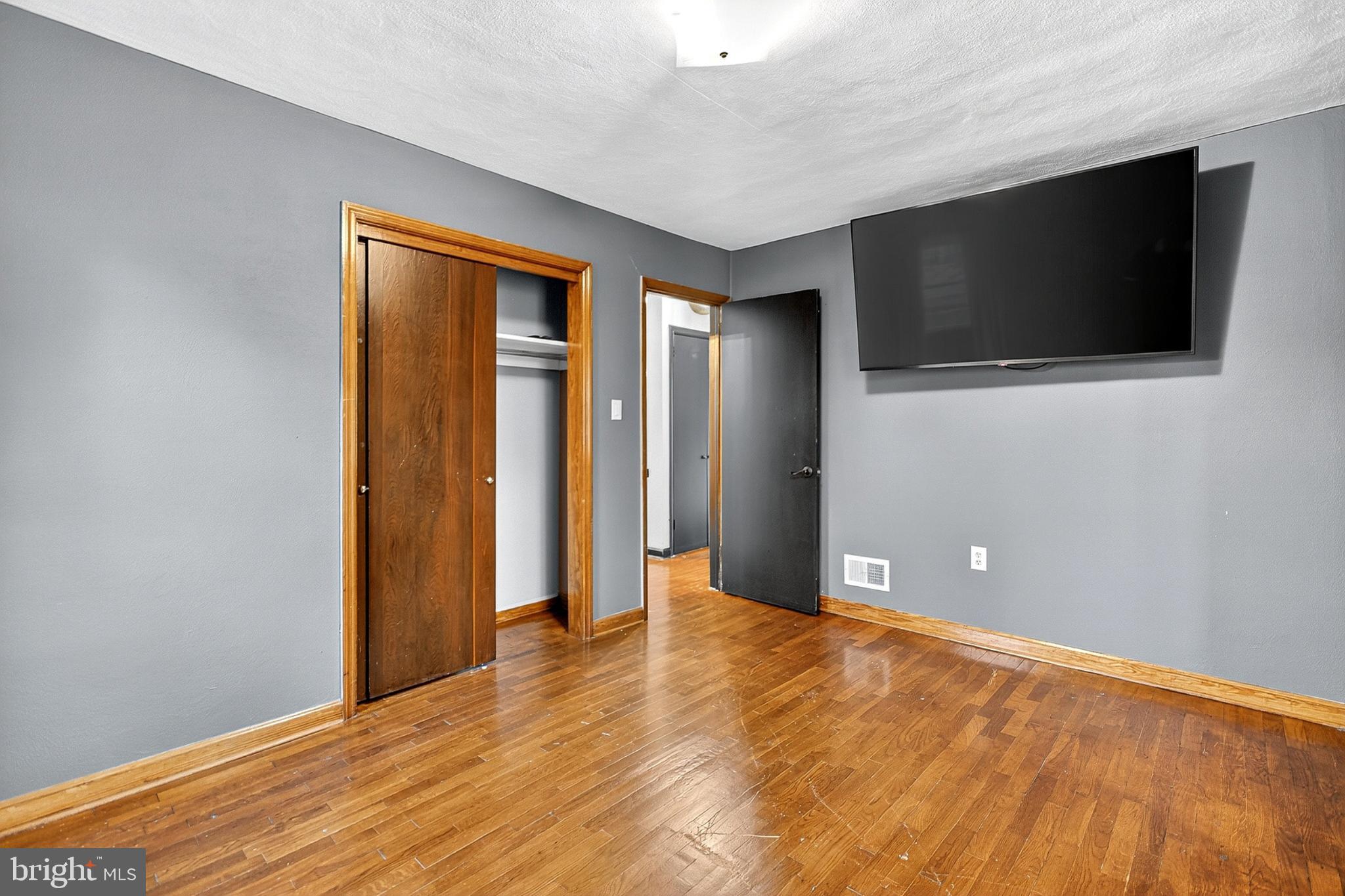 721 South Halsey Road Dover, DE 19901 - Photo 22 of 41 Spacious room with modern accents.