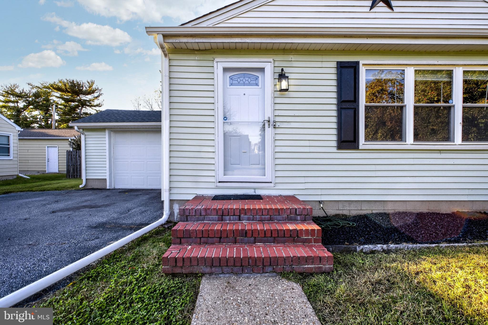 721 South Halsey Road Dover, DE 19901 - Photo 5 of 41 Charming entrance with inviting steps.