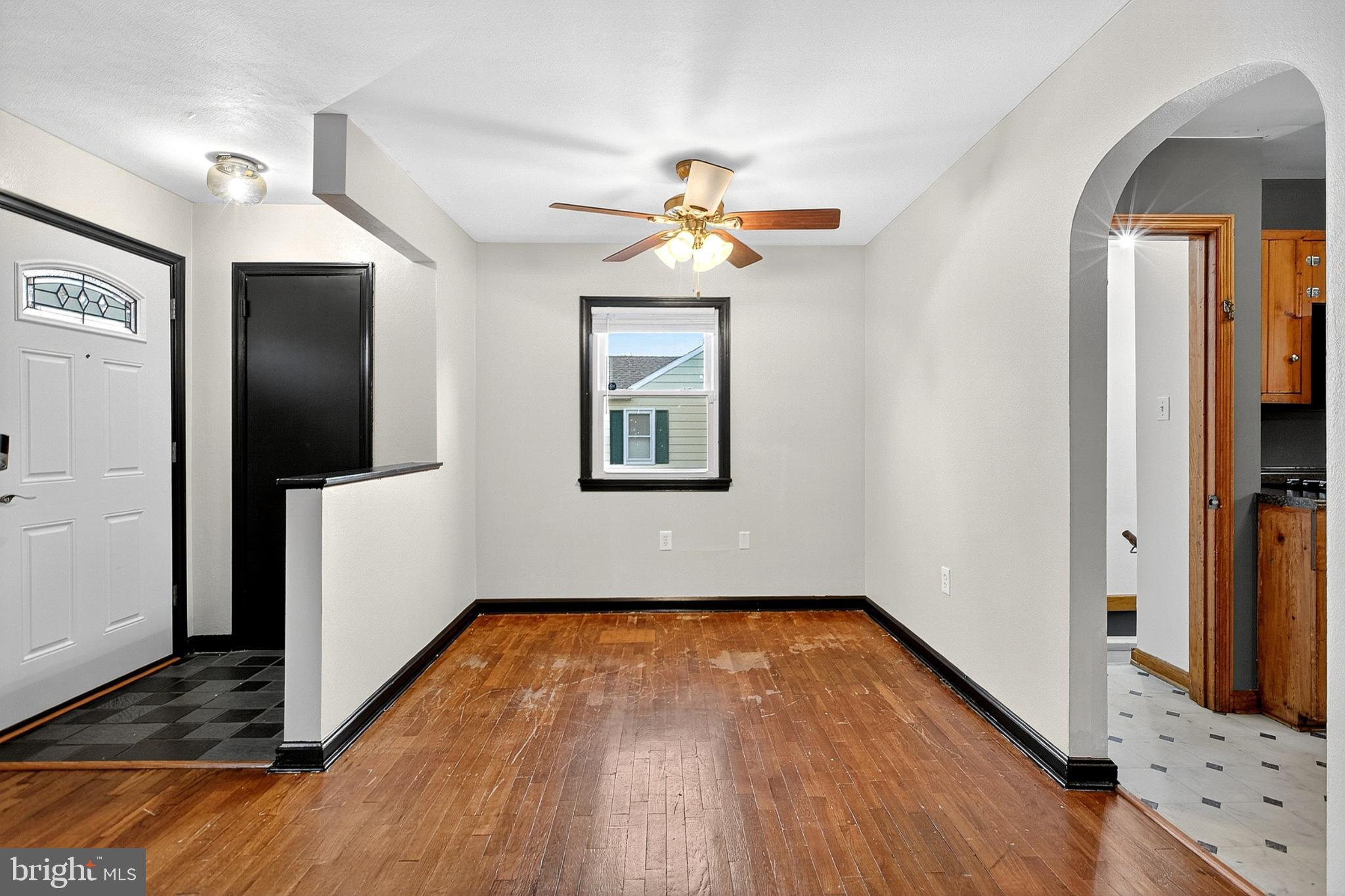 721 South Halsey Road Dover, DE 19901 - Photo 10 of 41 Bright and inviting entryway with charm.
