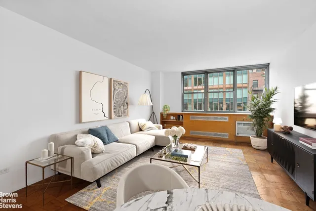 $950,000 | 32 Gramercy Park South, Unit 5J | Gramercy
