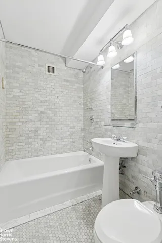 $950,000 | 32 Gramercy Park South, Unit 5J | Gramercy