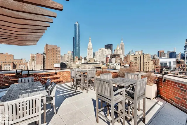 $950,000 | 32 Gramercy Park South, Unit 5J | Gramercy