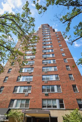 $950,000 | 32 Gramercy Park South, Unit 5J | Gramercy