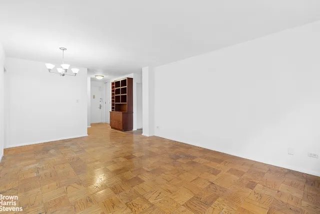 $950,000 | 32 Gramercy Park South, Unit 5J | Gramercy