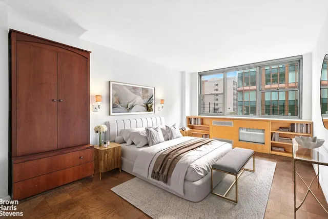 $950,000 | 32 Gramercy Park South, Unit 5J | Gramercy