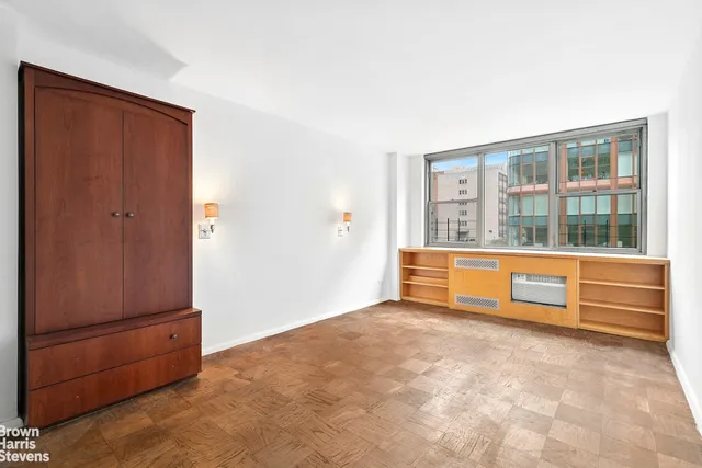 $950,000 | 32 Gramercy Park South, Unit 5J | Gramercy