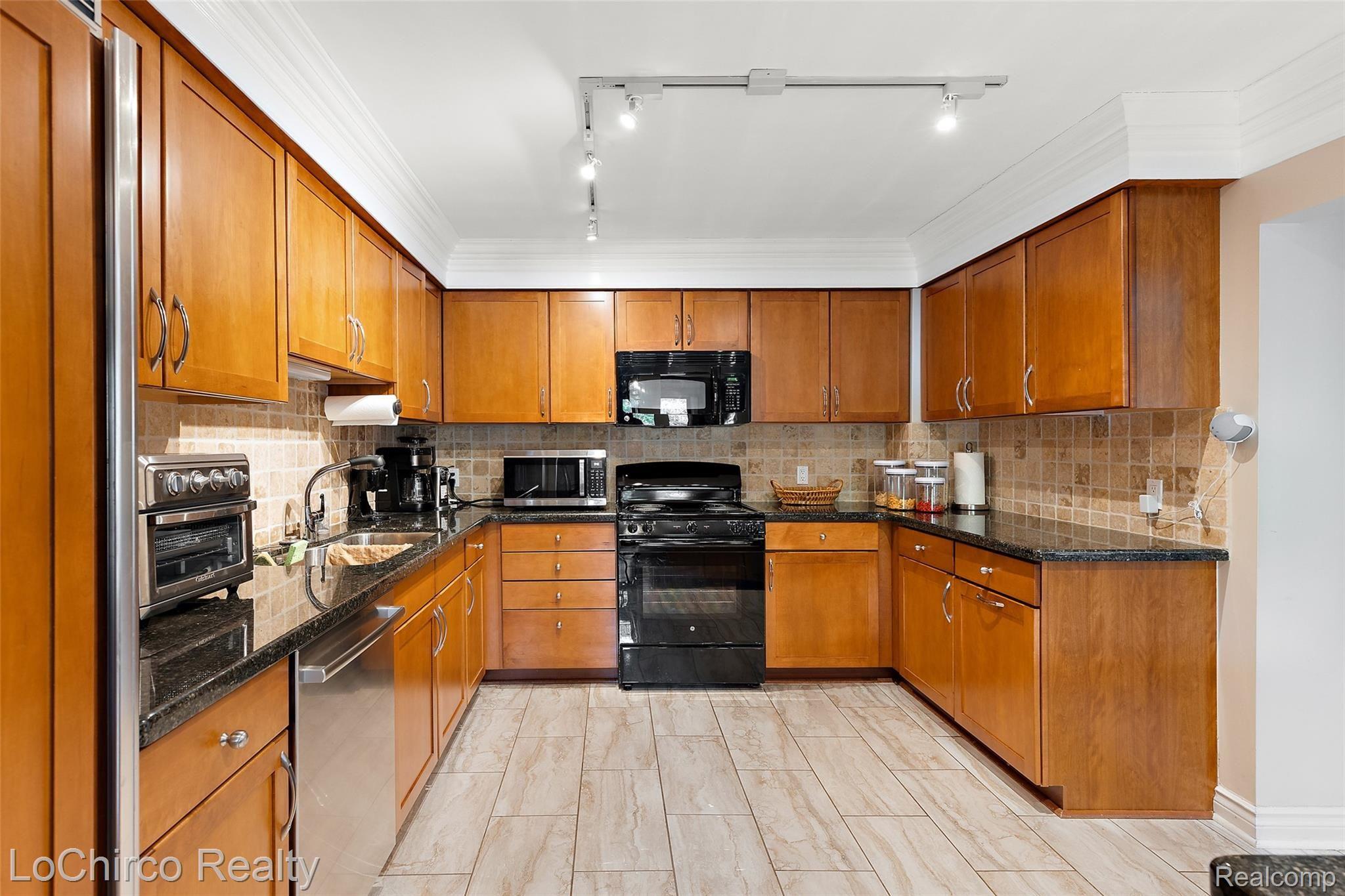 609 Cheshire Court Rochester, MI 48307 - Photo 14 of 32 609 Cheshire Ct-16.jpg