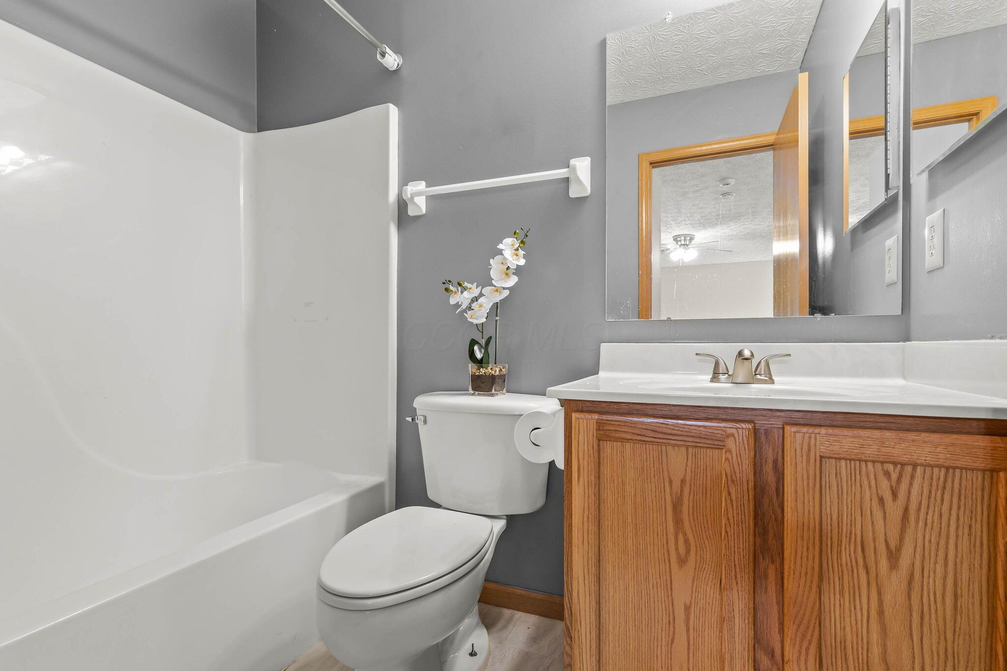 2130 Ripple Road Hilliard, OH 43026 - Photo 31 of 40 full bathroom on second floor