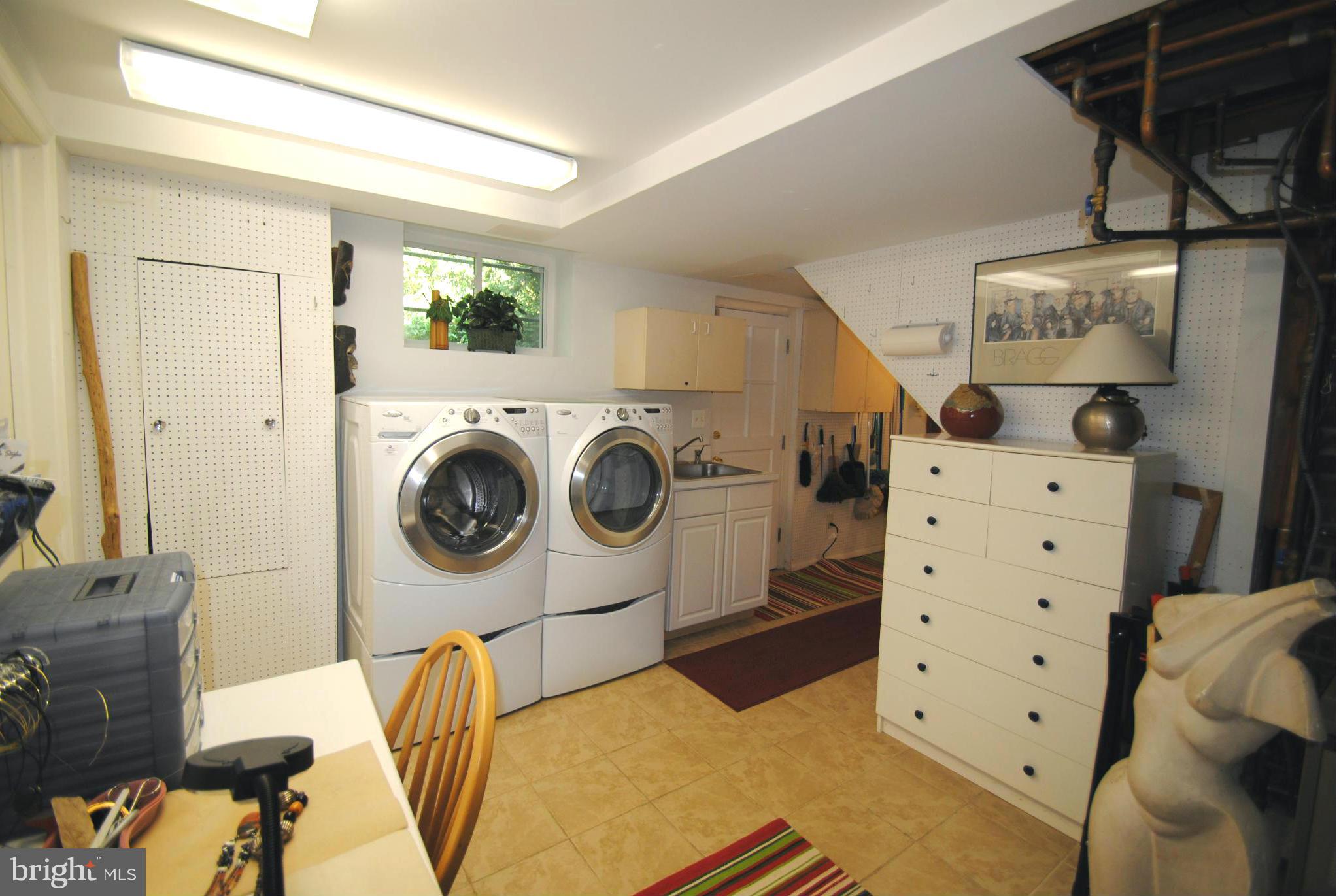 7921 Bainbridge Road Alexandria, VA 22308 - Photo 23 of 30 a view of a bedroom with washer and dryer