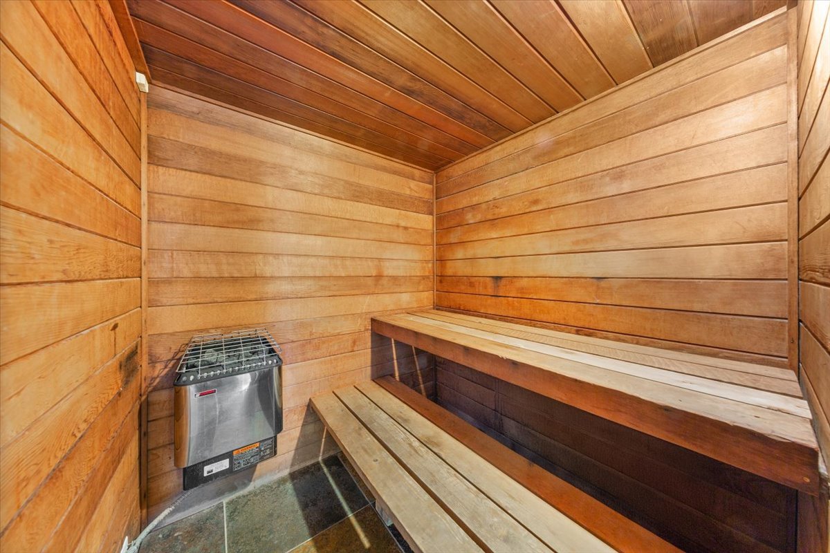 3900 North Pine Grove Avenue, Unit 910 Chicago, IL 60613 - Photo 13 of 18 a view of a roof deck