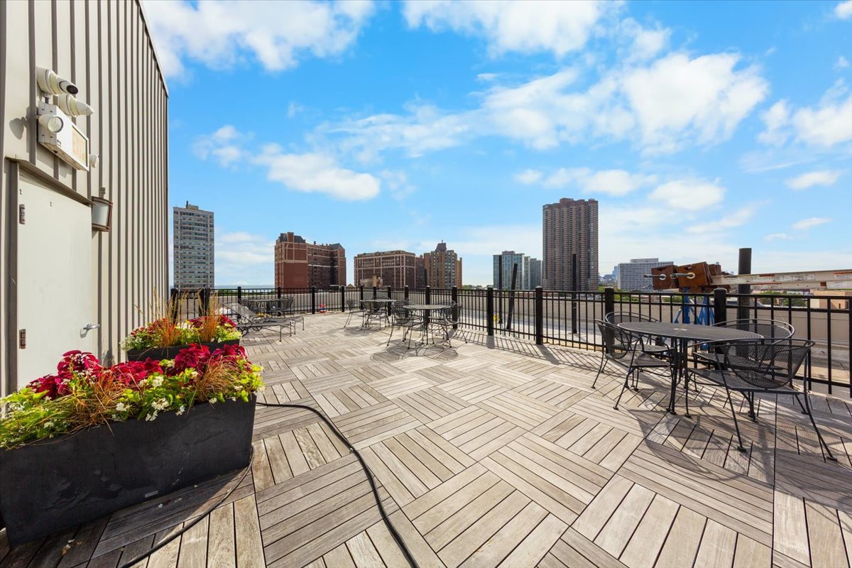 3900 North Pine Grove Avenue, Unit 910 Chicago, IL 60613 - Photo 16 of 18 a view of a terrace