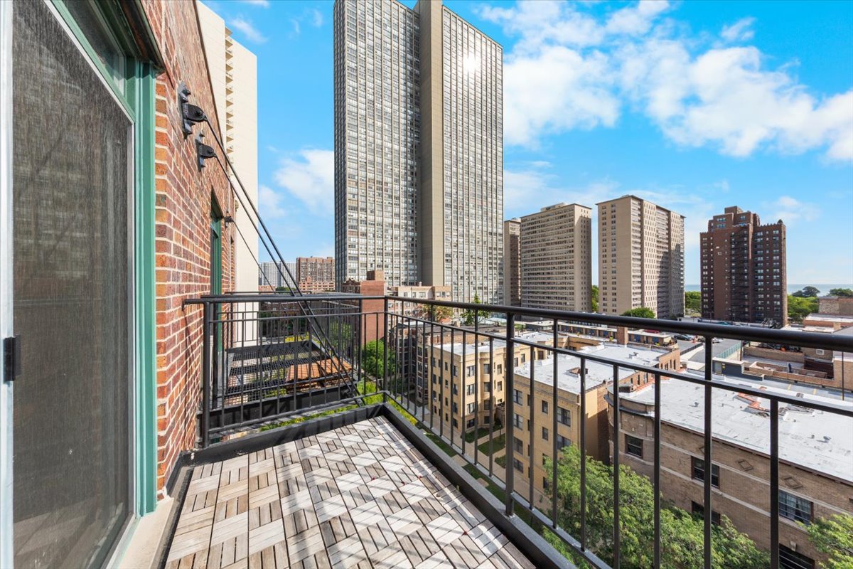 3900 North Pine Grove Avenue, Unit 910 Chicago, IL 60613 - Photo 9 of 18 a view of balcony with city view