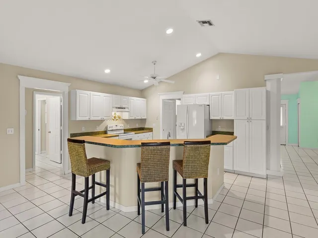 $3,000 | 819 20th Avenue, Vero Beach, FL 32960